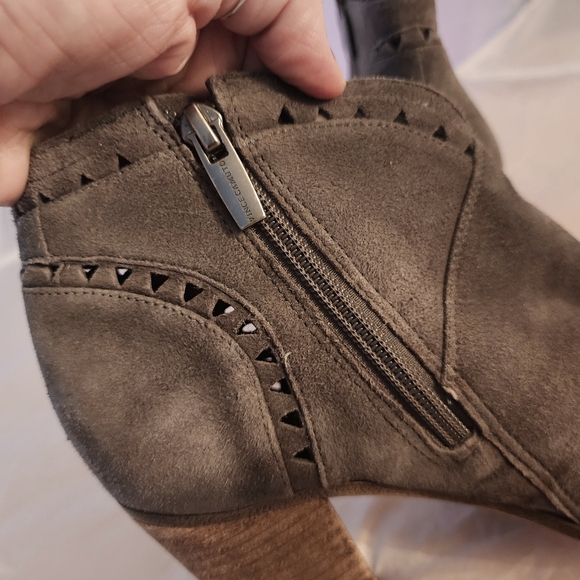 Vince Camuto Grey Lazer Cut Side Zip Booties Ankle Boots Women's Size 7 M EUC - Picture 5 of 11